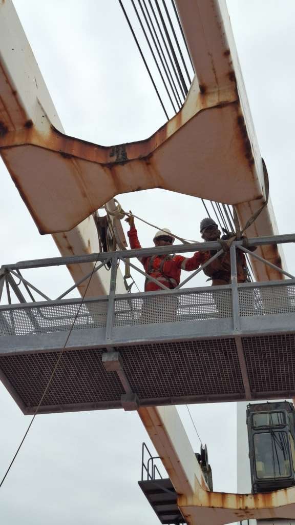 Zwei Arbeiter im Korb